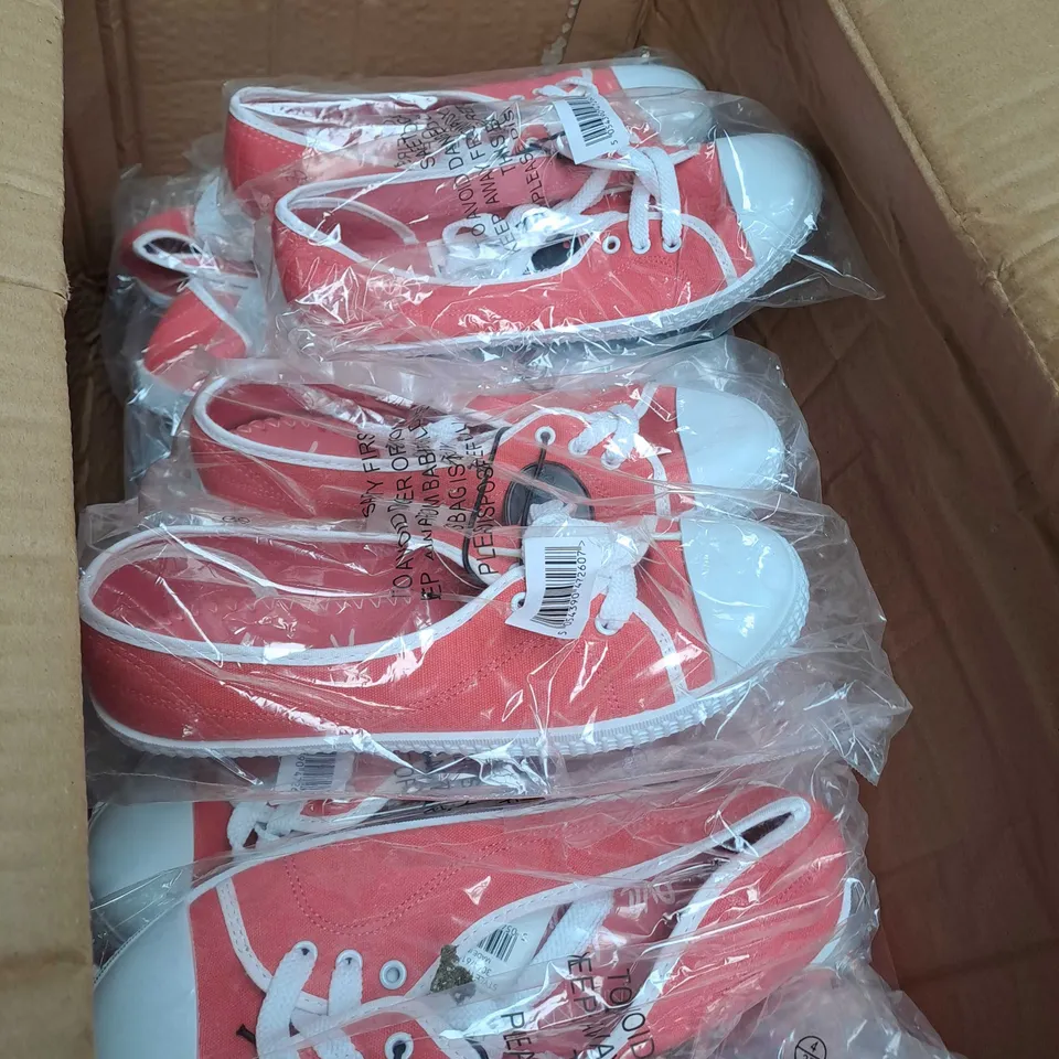 BOX OF APPROX 12 PAIRS OF LOW LACE UP SHOES IN CORAL - SIZE 4