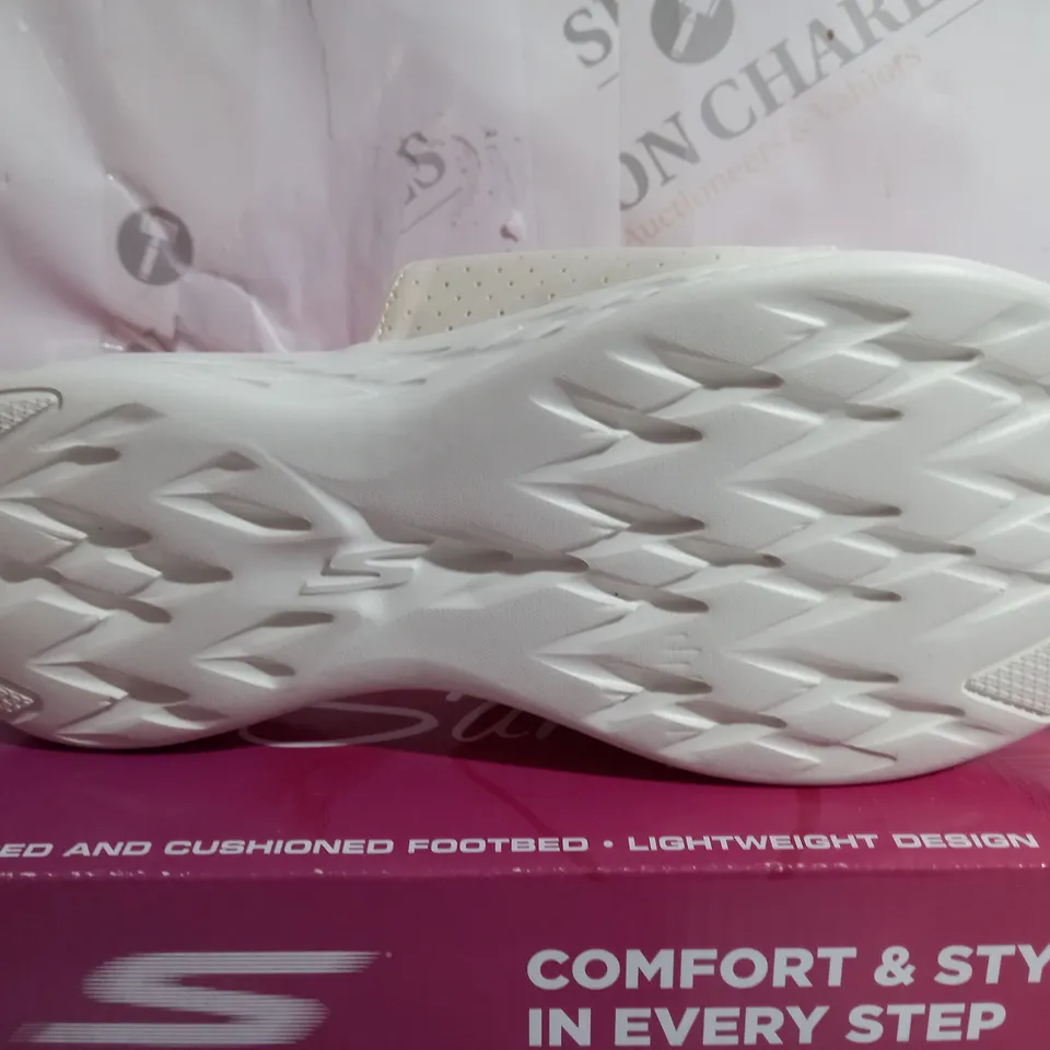 SKETCHERS GO WALK 600 PINK/WHITE SIZE 6