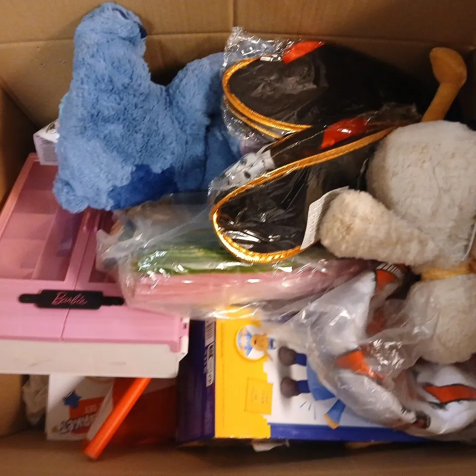 APPROXIMATELY 15 ASSORTED TOYS, GAMES, GIFTS AND NOVELTIES TO INCLUDE LONDON BUS & TAXI, DOG MAN PLUSH, FOOTBALLS, ETC - COLLECTION ONLY
