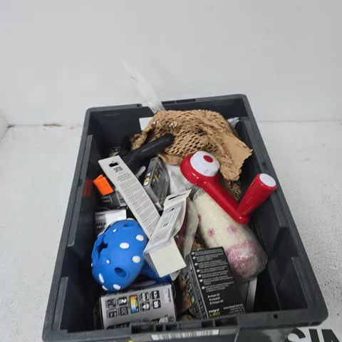 TOTE OF APPROXIMATELY 12 ASSORTED ITEMS TO INCLUDE: LED B22 LIGHT BULB