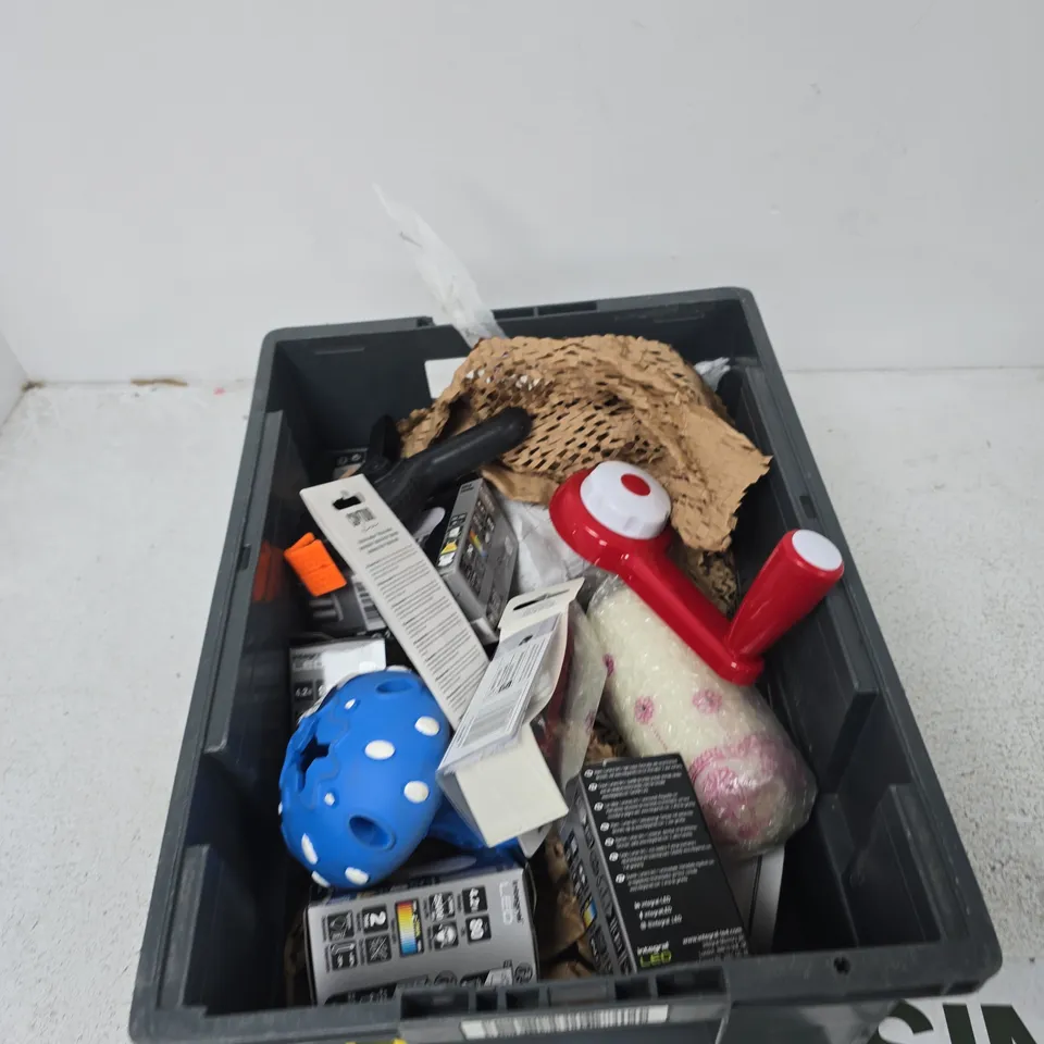 TOTE OF APPROXIMATELY 12 ASSORTED ITEMS TO INCLUDE: LED B22 LIGHT BULB 