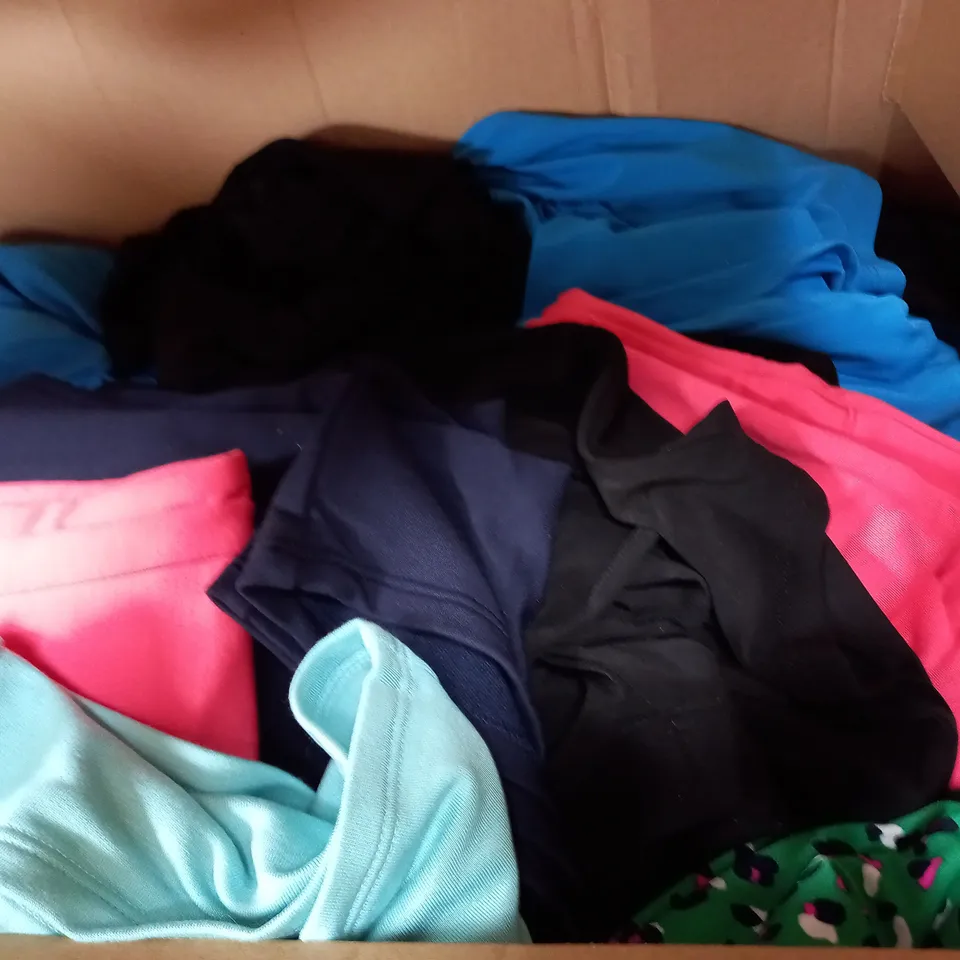 BOX OF APPROXIMATELY 20 ASSORTED CLOTHING ITEMS TO INCLUDE TOPS, DRESSES, PANTS ETC