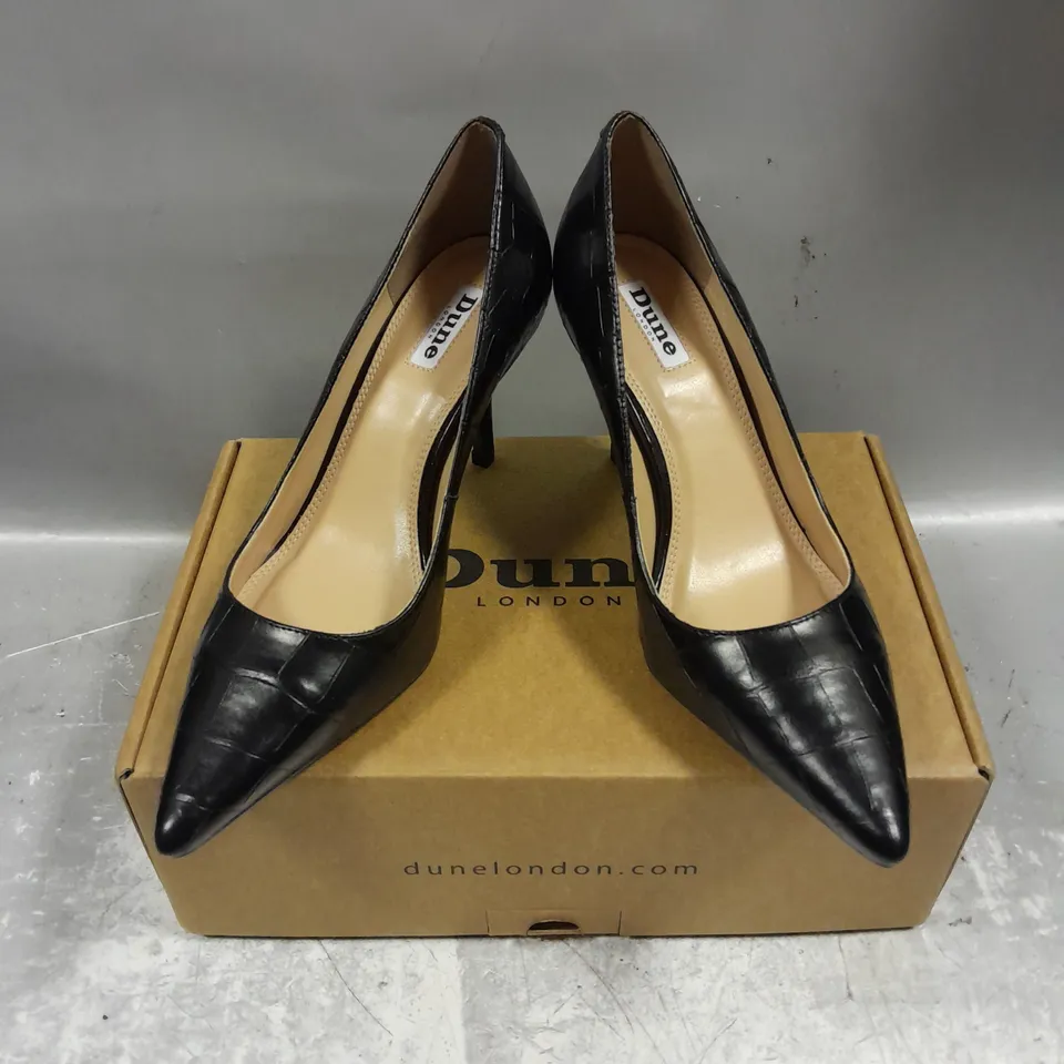 BOXED PAIR OF DUNE LONDON BOLD CROC PRINT LEATHER MID HEEL POINT COURT SHOES IN BLACK SIZE 5