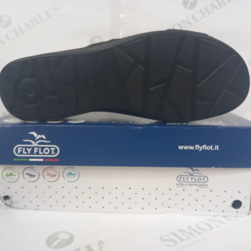 BOXED PAIR OF FLY FLOT LOW WEDGE HEEL OPEN TOE SANDALS IN BLACK EU SIZE 40