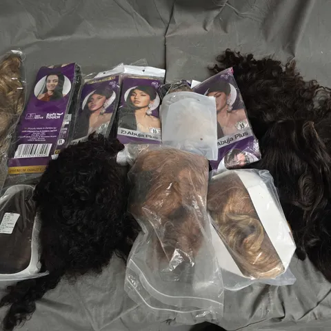 APPROXIMATELY 12 ASSORTED WIGS IN VARIOUS COOURS AND STYLES