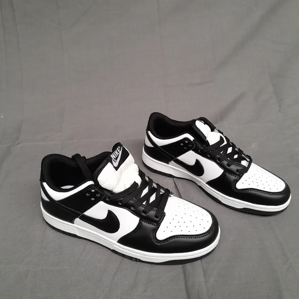 BOXED PAIR OF NIKE DUNKS LOW PANDA SIZE UK 6 