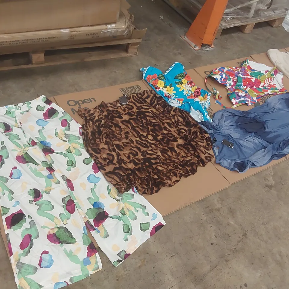 PALLET CONTAINING APPROXIMATELY 400x BRAND NEW ASSORTED DESIGNER CLOTHING ITEMS