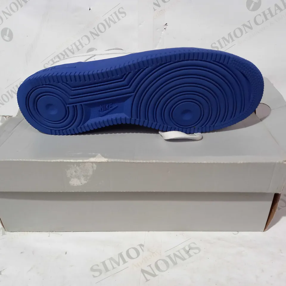 BOXED PAIR OF NIKE AIR FORCE 1 TRAINERS IN WHITE/BLUE UK SIZE 8.5
