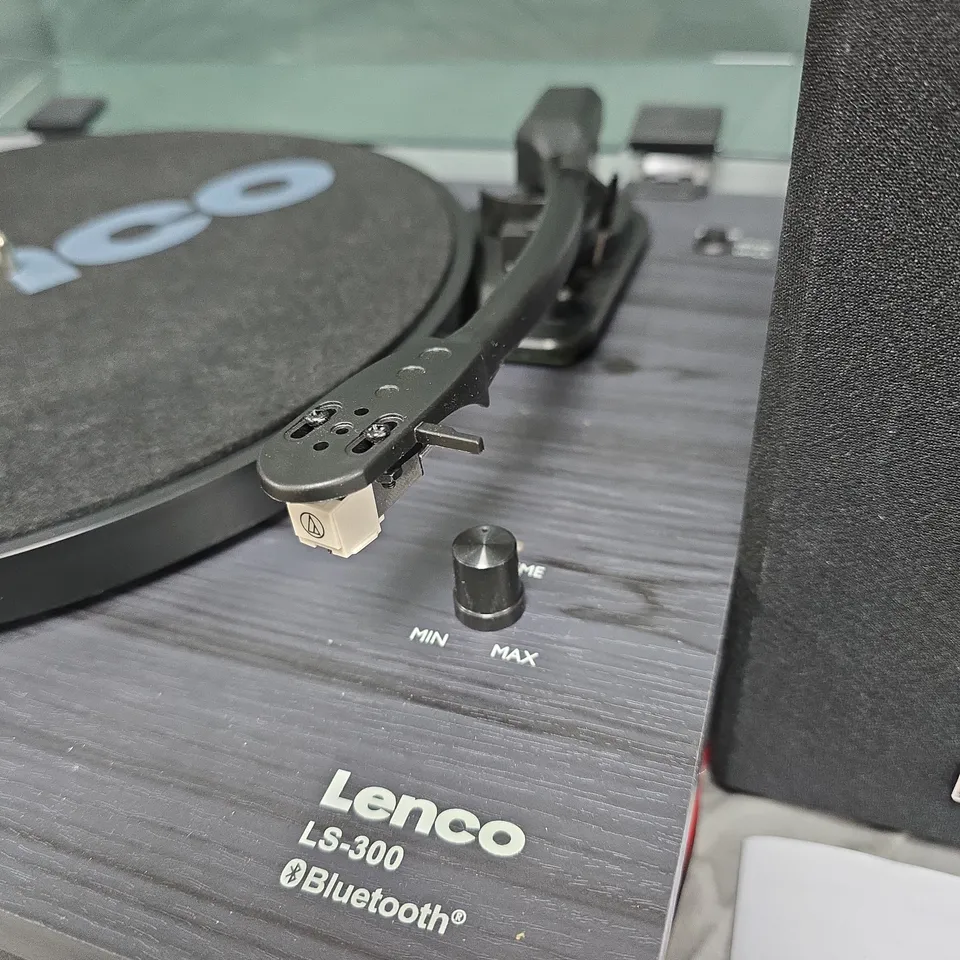 LENCO LS-300 BLUETOOTH TURNTABLE SYSTEM WITH TWO SPEAKERS