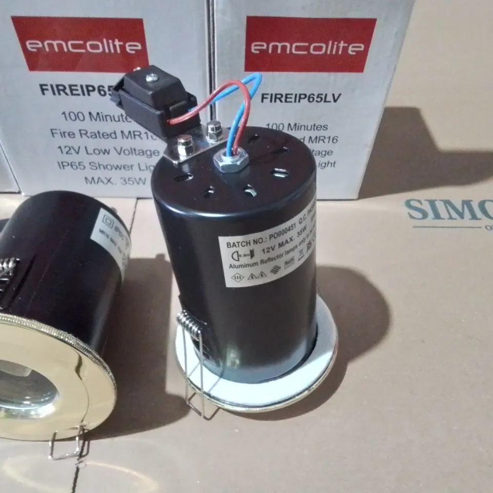 LOT OF 10 MULTIPACK BOXES OF EMCOLIT0E DOWNLIGHTS TO INCLUDE MAINLY 100 MINUTE FIRE RATED 12V IP65 SHOWER LIGHTS