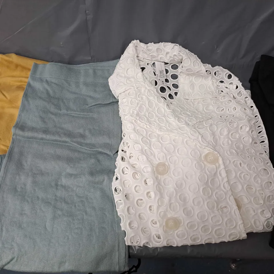 BOX OF APPROXIMATELY 10 ASSORTED CLOTHING ITEMS IN VARIOUS SIZES AND COLOURS 