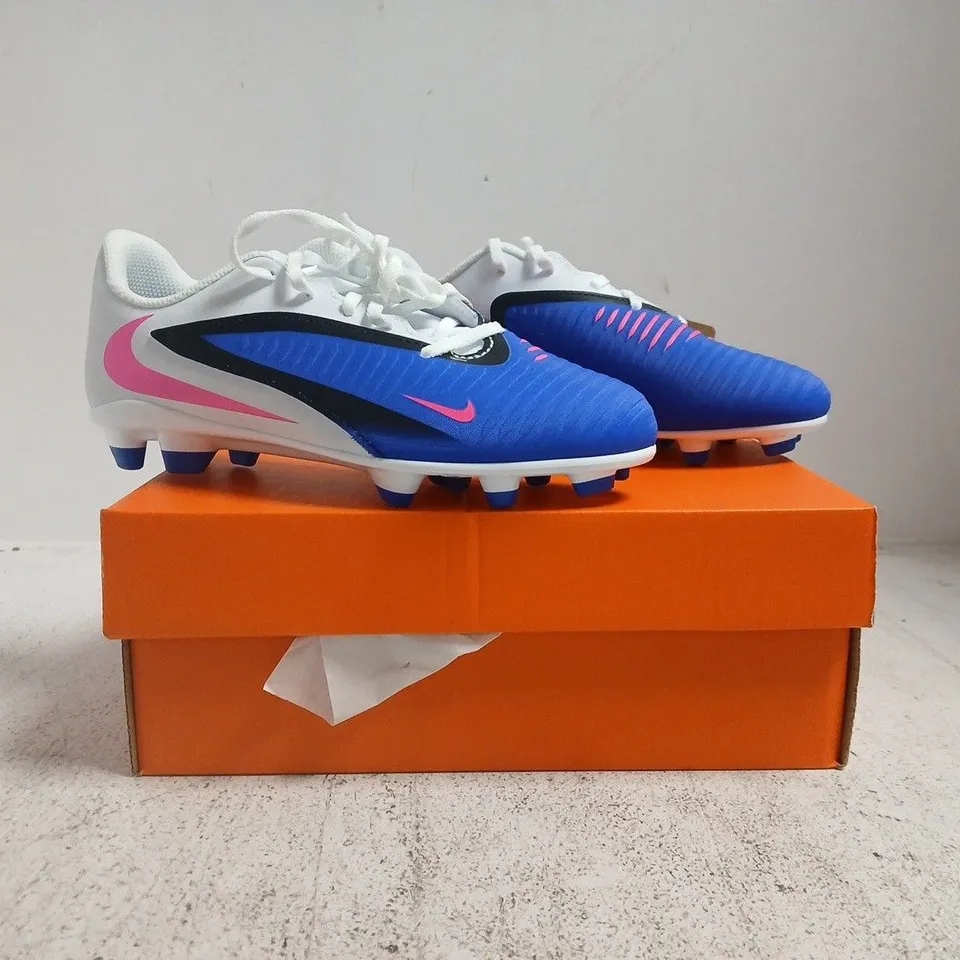 BOXED PAIR OF NIKE KID'S PHANTOM 6 LOW CLUB FOOTBALL BOOTS IN BLUE/WHITE/PINK SIZE UK 2.5