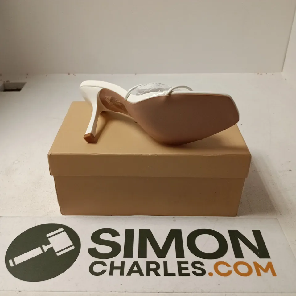 BOXED PAIR OF SIMMI LONDON SIBELE HEELS IN WHITE - SIZE 5