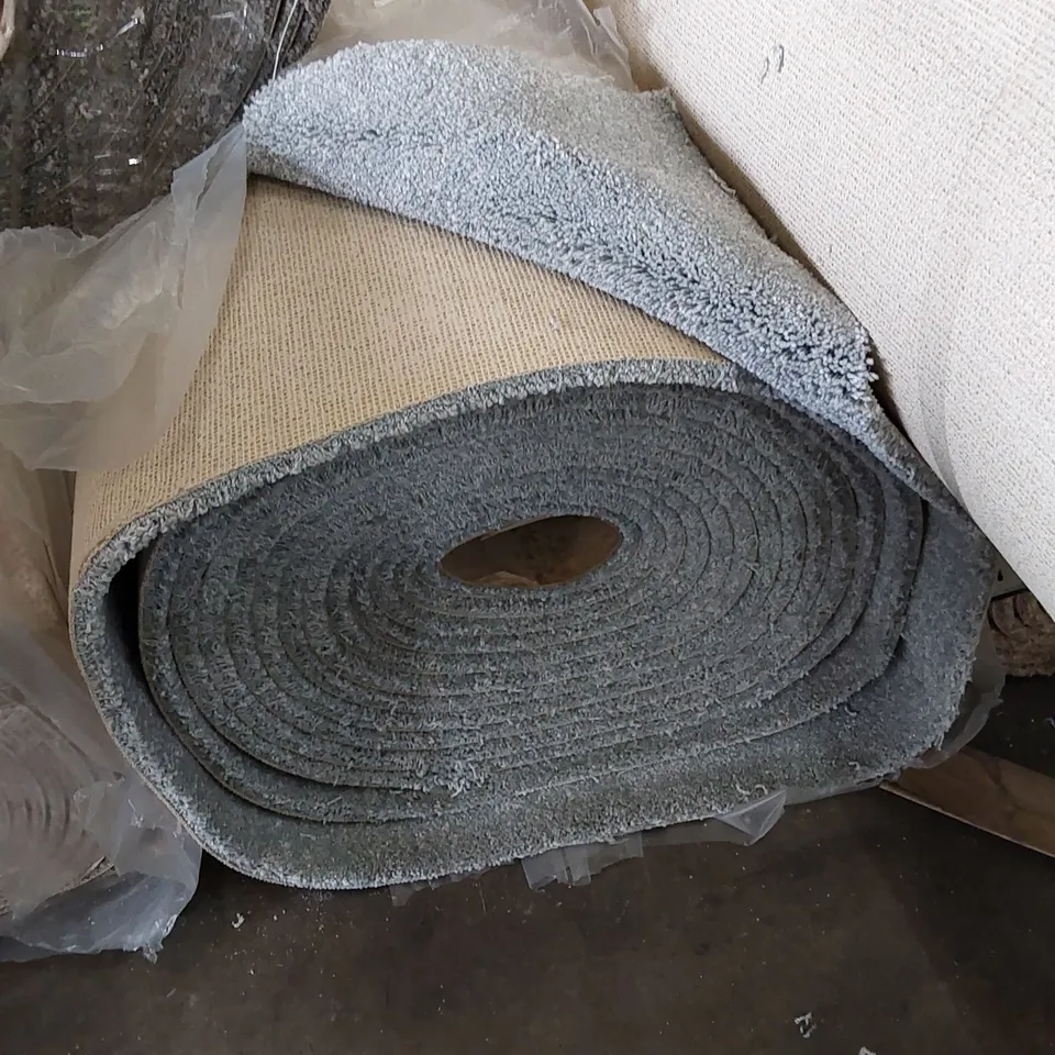 ROLL OF QUALITY SAXONY ASPEN BLUE CARPET // SIZE: 13.1 X 4m