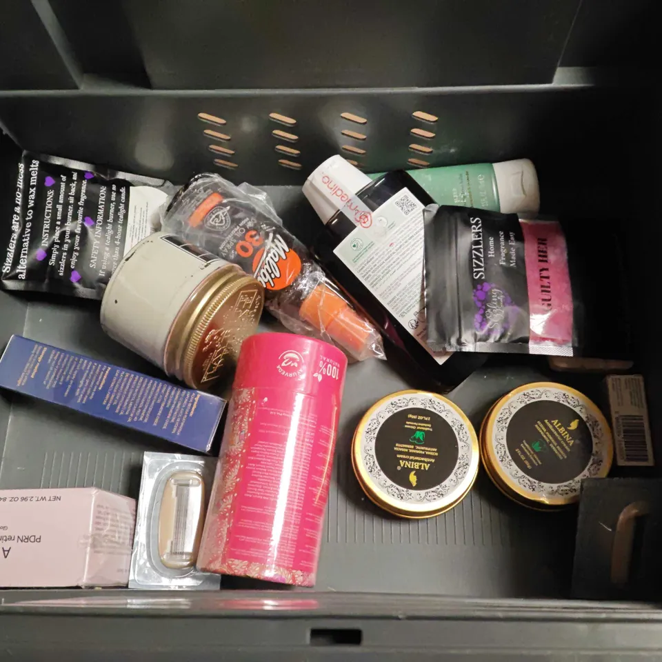 LOT OF ASSORTED HEALTH AND BEAUTY ITEMS TO INCLUDE PANTENE SHAMPOO, RITUAL OF HAMMAN AND RITUALS BATH FOAM