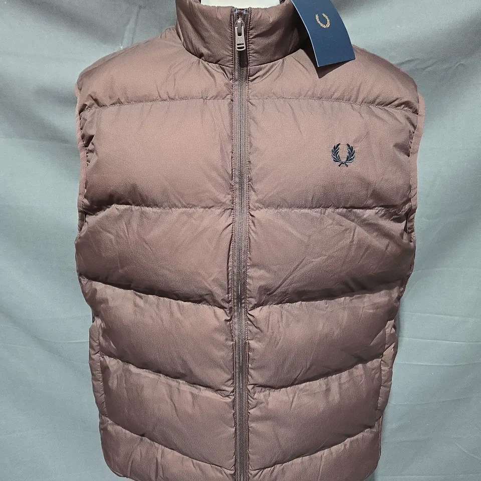 FRED PERRY INSULATED GILET IN CARRINGTON BRICK - L