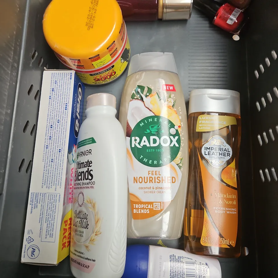 APPROXIMATEY 20 HEALTH AND BEAUTY PRODUCTS TO INCLUDE - MARIA NILA HAIR CARE - GILLETTE VENUS - HELLO SUNDAY INVISIBLE SUN STICK - ETC