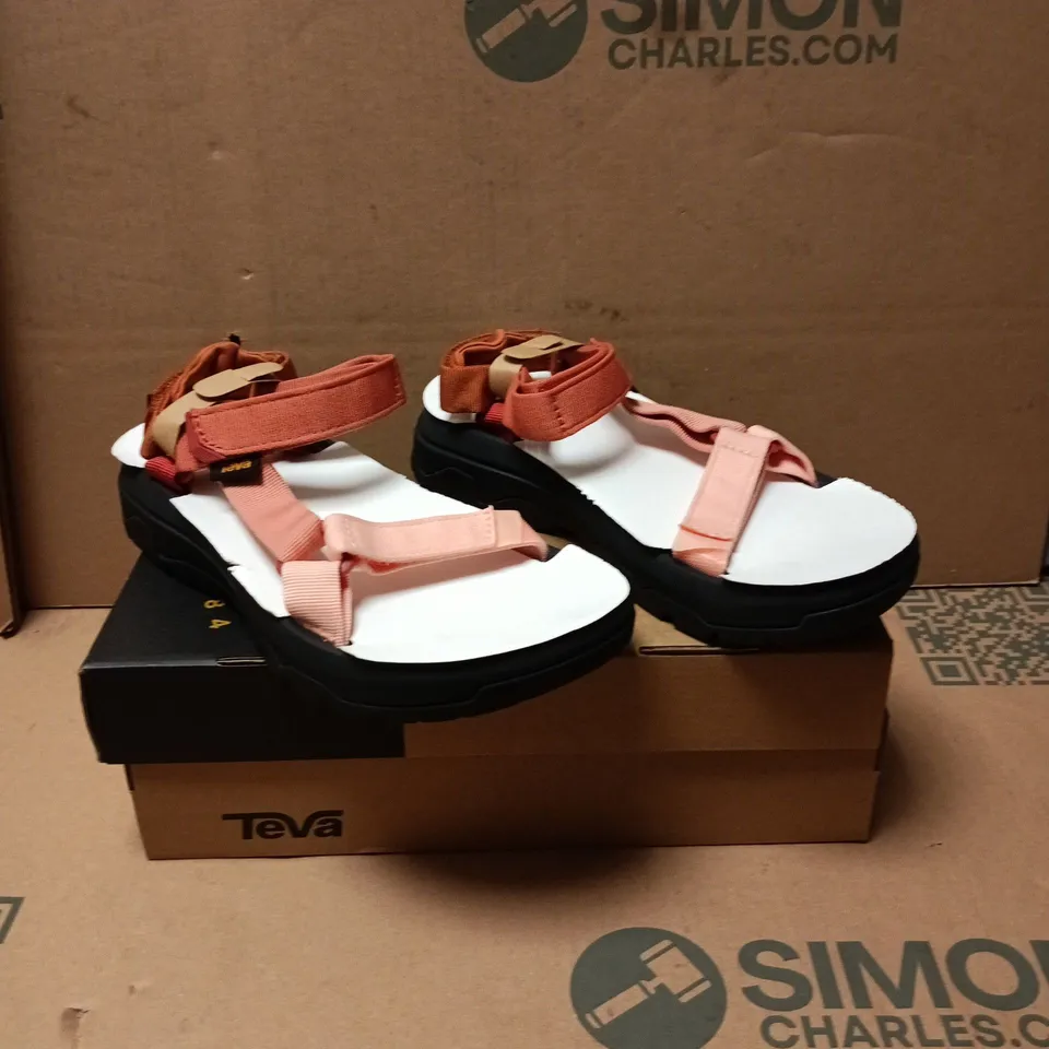 Teva Hurricane XLT3 Women's Sandals – UK 6 (US 8) Peach Straps, White Footbed