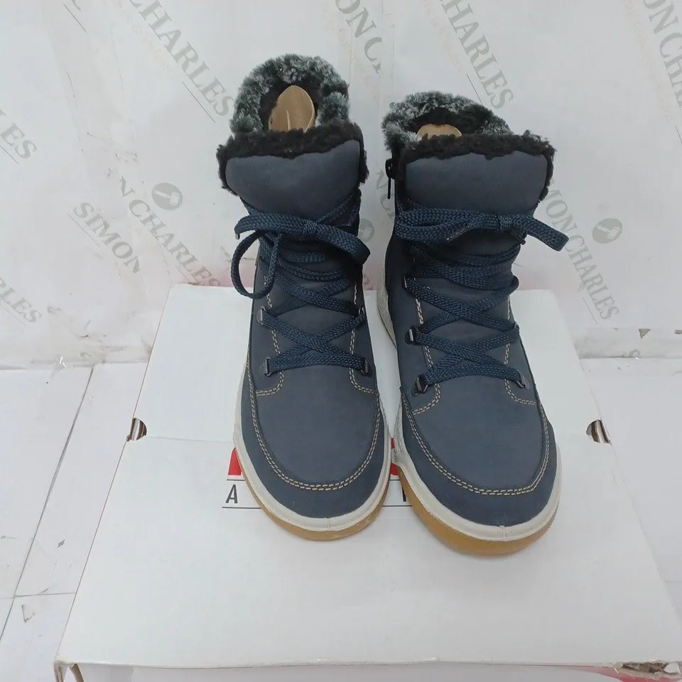 BOXED PAIR OF RIEKER WATER RESISTANT WARM LINED HIKING BOOTS IN NAVY - SIZE 7.5