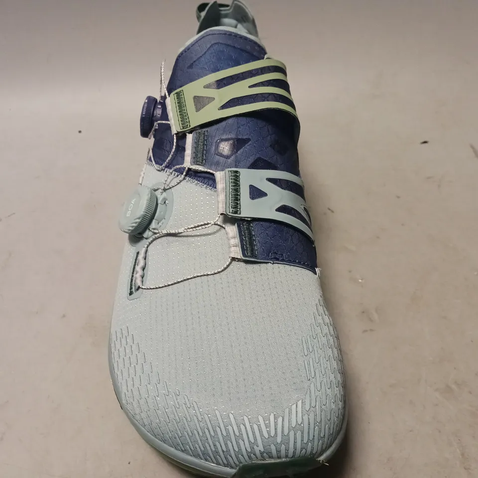 BOXED PAIR OF ALTRA TRAIL RUNNING SHOES IN BLUE/GREEN UK SIZE 14