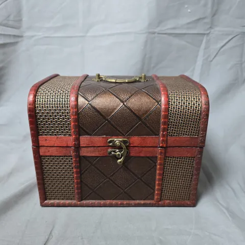 VINTAGE TRUNK-STYLE JEWELRY BOX WITH QUILTED FRONT AND WOVEN SIDES