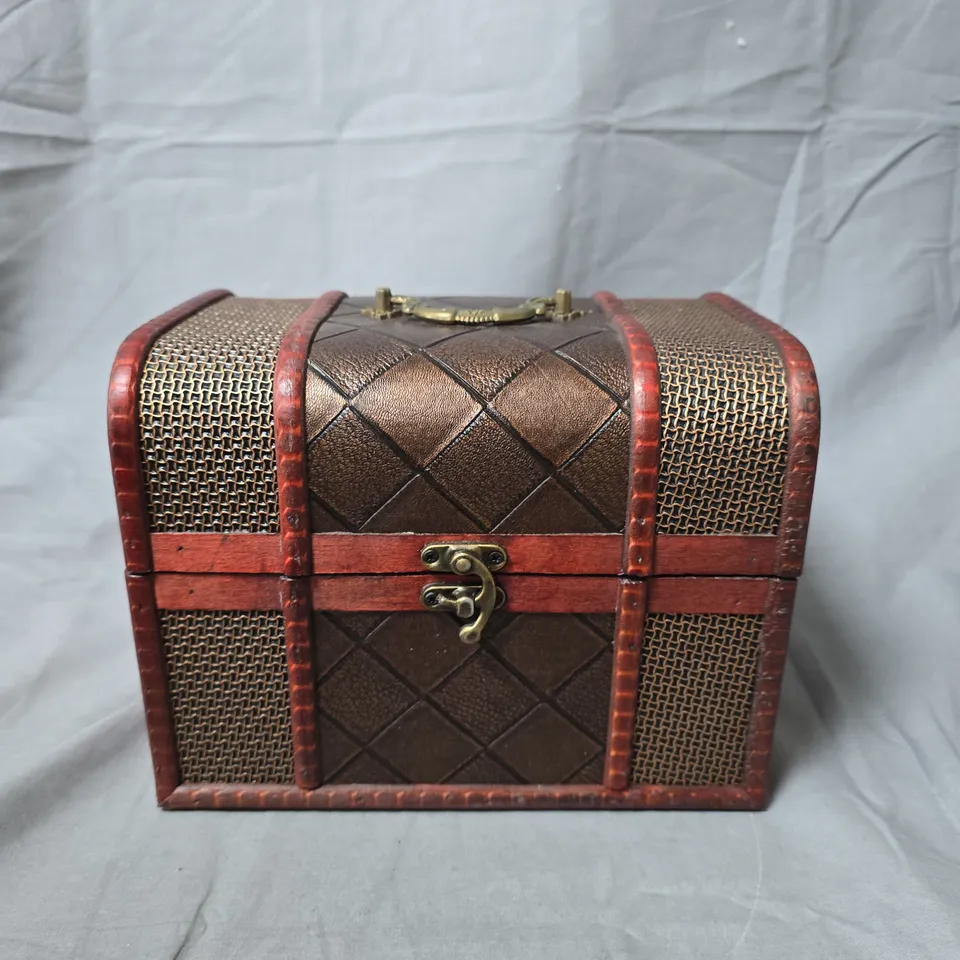 VINTAGE TRUNK-STYLE JEWELRY BOX WITH QUILTED FRONT AND WOVEN SIDES