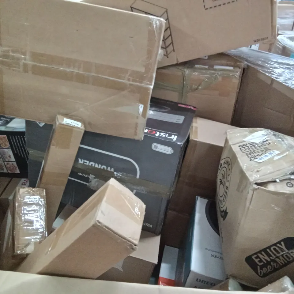 PALLET OF ASSORTED ITEMS INCLUDING DOUBLE ROD GARMENT RACK, STOREMIC TOILET SEAT, YUDA CLOTHES RACK, QUEST ROTISSERIE OVEN, DIDO AIR FRYER, DREO AIR FRYER 