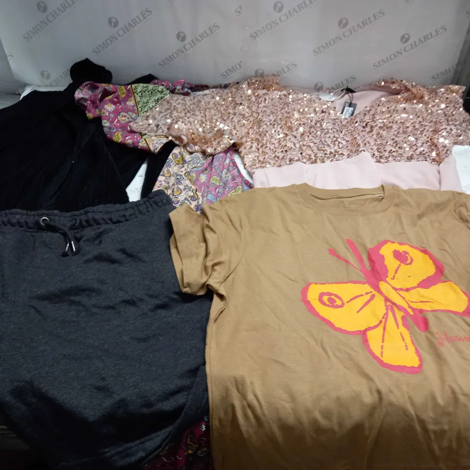 LARGE QUANTITY OF CLOTHING ITEMS TO INCLUDE DRESSES, SWEATERS, JEANS, T-SHIRTS, ETC