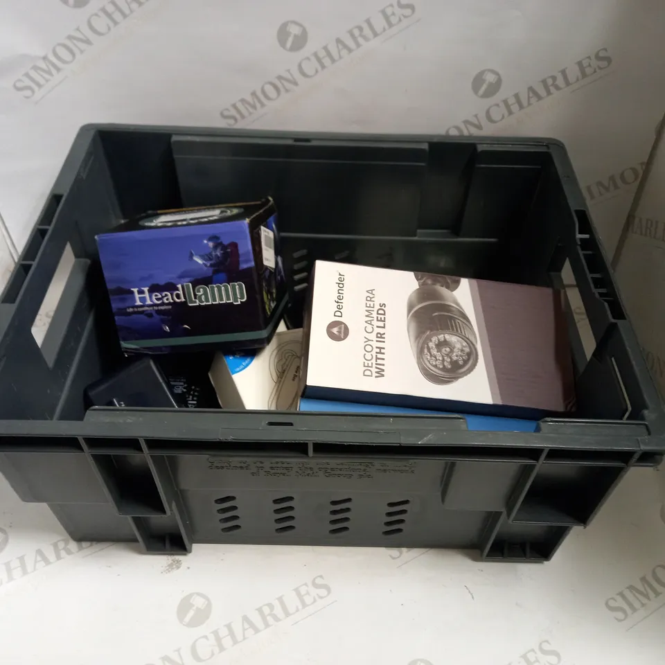 LOT TO CONTAIN APPROX. 12 ASSORTED ELECTRONIC GOODS, INCLUDES DECOY SECURITY CAMERA, COMPUTER MOUSE, HEAD LAMP ETC 