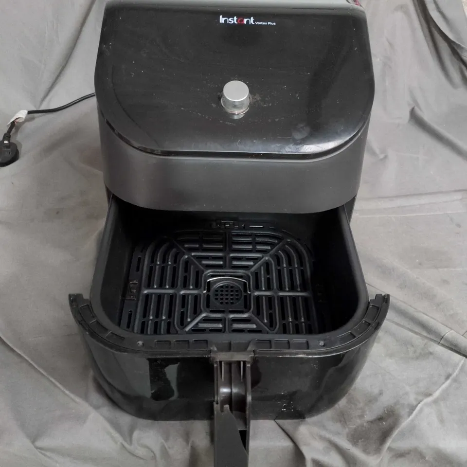 INSTANT VORTEX PLUS AIR FRYER AFB6132BK – 4.7L, BLACK-DAMAGED HANDLE