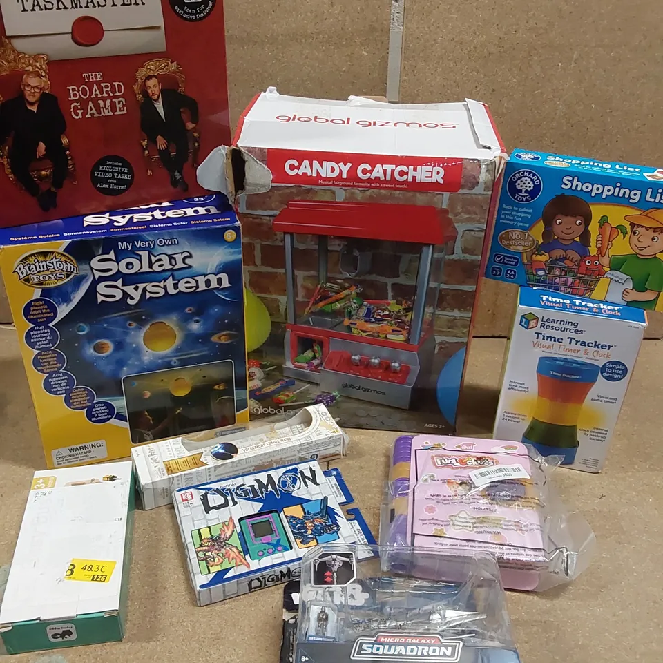 BOX OF APPROXIMATELY 10 BOXED TOYS TO INCLUDE: DIGIMON GAME, SOLAR SYSTEM LIGHT, TASKMASTER BOARDGAME, CANDY CATCHER MACHINE ETC.