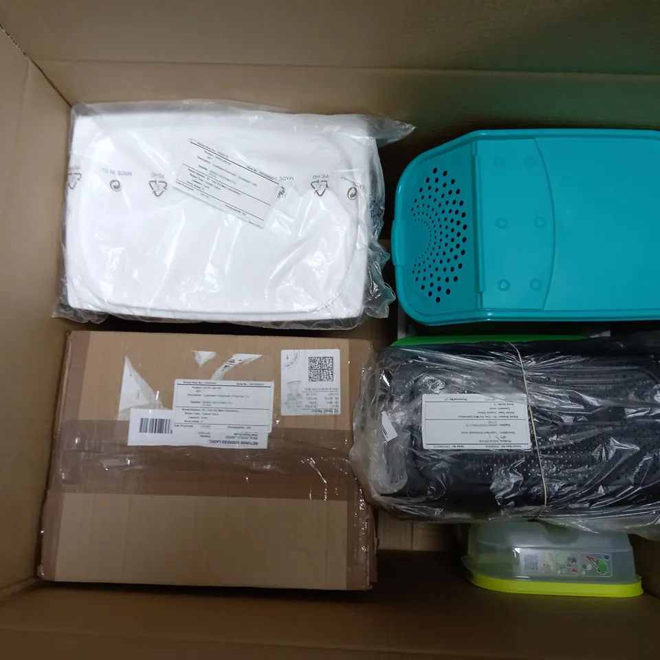 BOX OF APPROX 10 TUPPERWARE TO INCLUDE FRIDGESMART 4 PIECE, BREADSMART LARGE, POTATO SMART CONTAINER, ETC. 