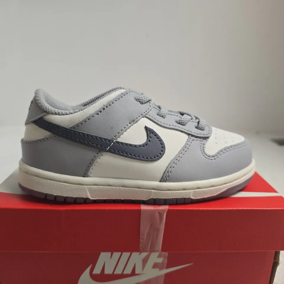 BOXED PAIR OF NIKE DUNK LOW KIDS' SNEAKERS –  UK 9.5