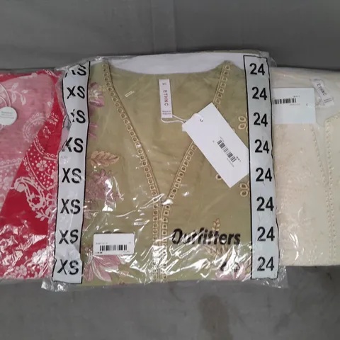 BOX OF APPROXIMATELY 20 ASSORTED CLOTHING AND FASHION ITEMS IN VARIOUS STYLES, SIZES, AND COLOURS - COLLECTION ONLY