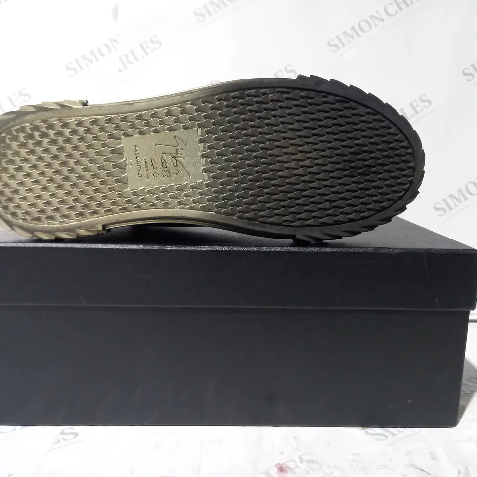 BOXED PAIR OF GIUSEPPE ZANOTTI SHOES IN BLACK/GOLD GRADIENT EU SIZE 43