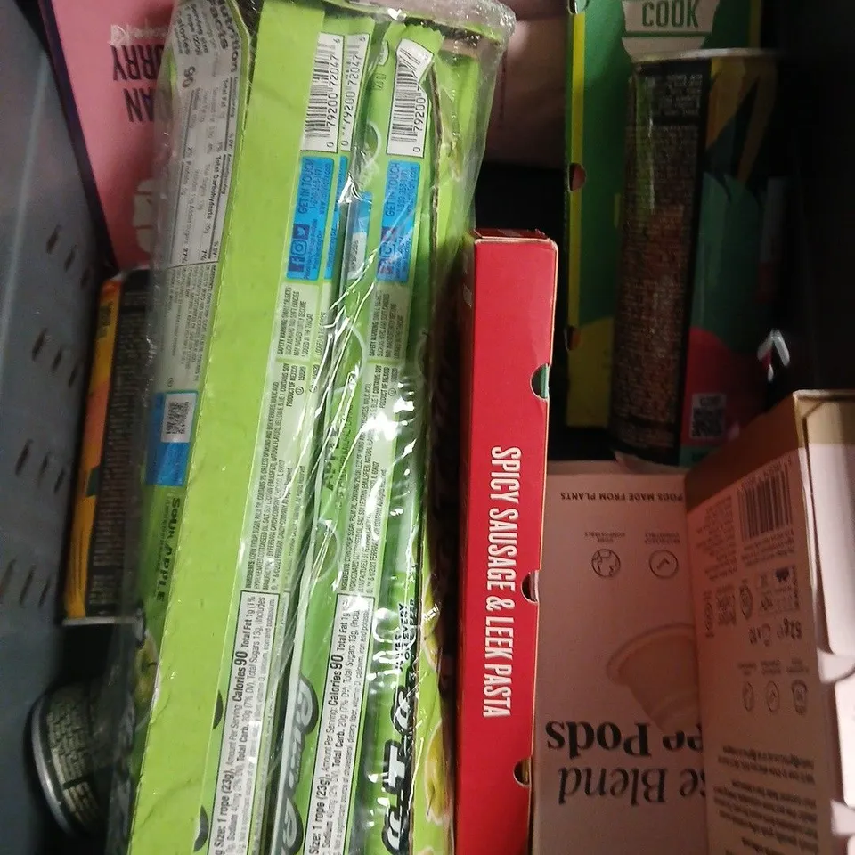 APPROXIMATELY 12 ASSORTED FOOD ITEMS INCLUDING GRIND GROUND COFFEE , SIMPLY COOK CURRY KIT AND GRIND COFFEE COLD BREW