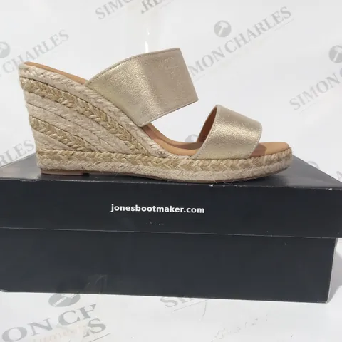 BOXED PAIR OF JONES OPEN TOE WEDGE SANDALS IN METALLIC GOLD UK SIZE 5