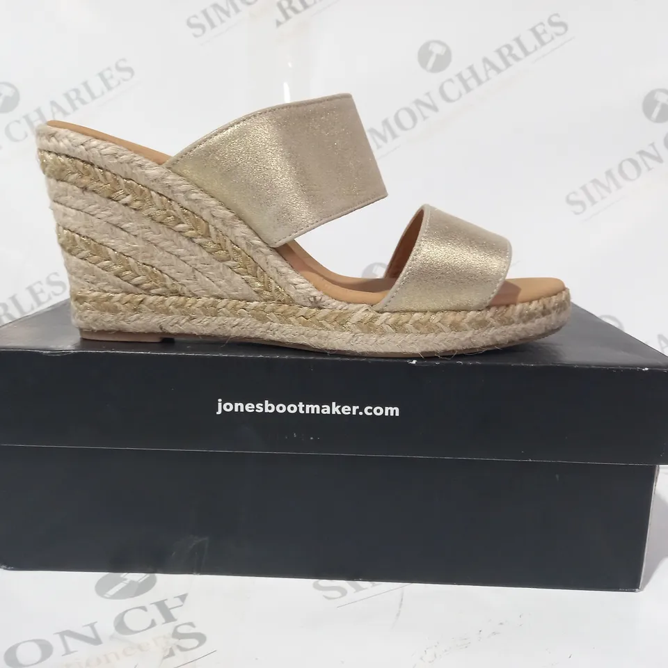 BOXED PAIR OF JONES OPEN TOE WEDGE SANDALS IN METALLIC GOLD UK SIZE 5