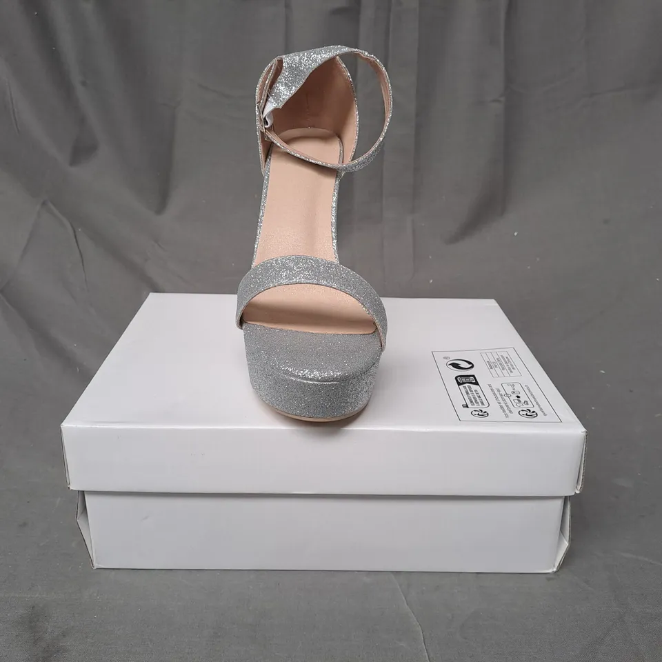 BOXED PAIR OF DESIGNER OPEN TOE HIGH BLOCK HEEL SANDALS IN SILVER W. GLITTER EFFECT EU SIZE 40
