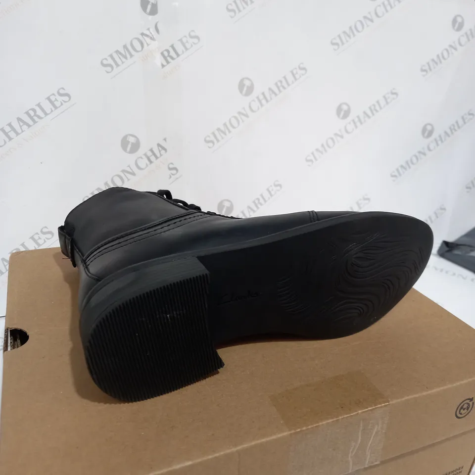 BOXED PAIR OF CLARKS BOOTS IN BLACK LEATHER - SIZE 7