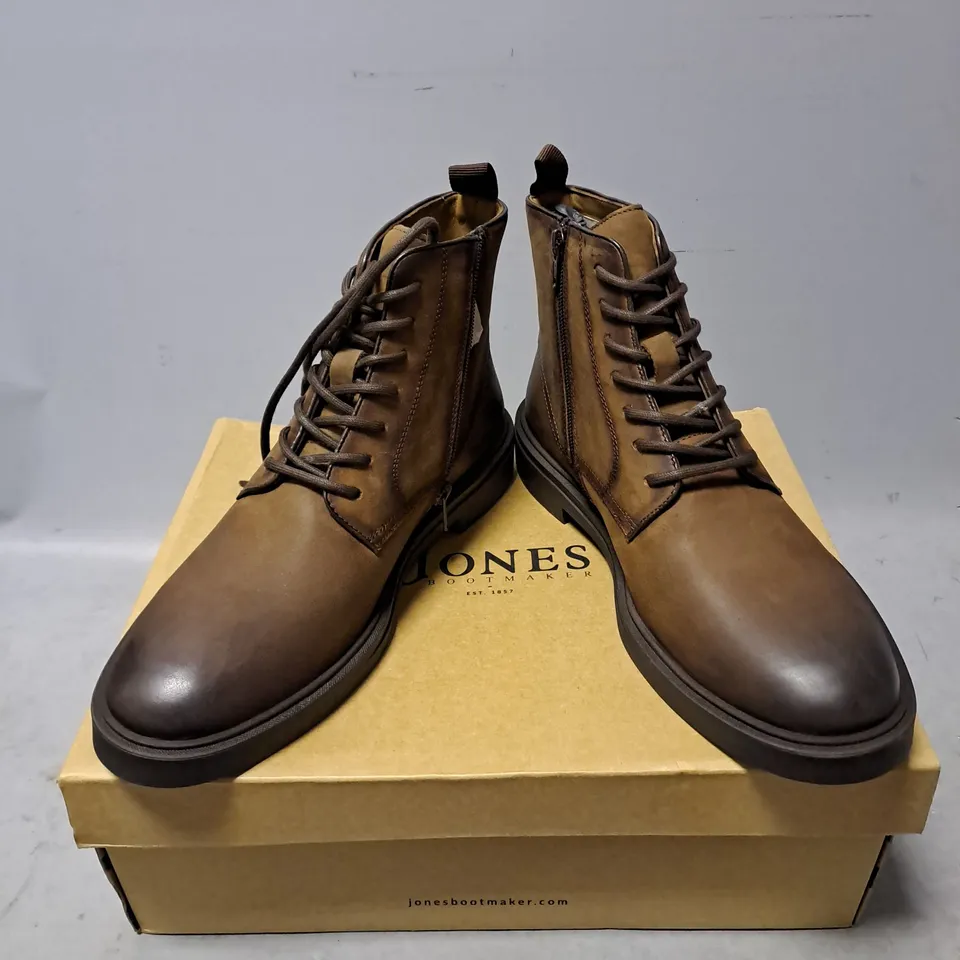 BOXED PAIR OF JONES FARNHAM BOOTS IN DARK BROWN SIZE 7