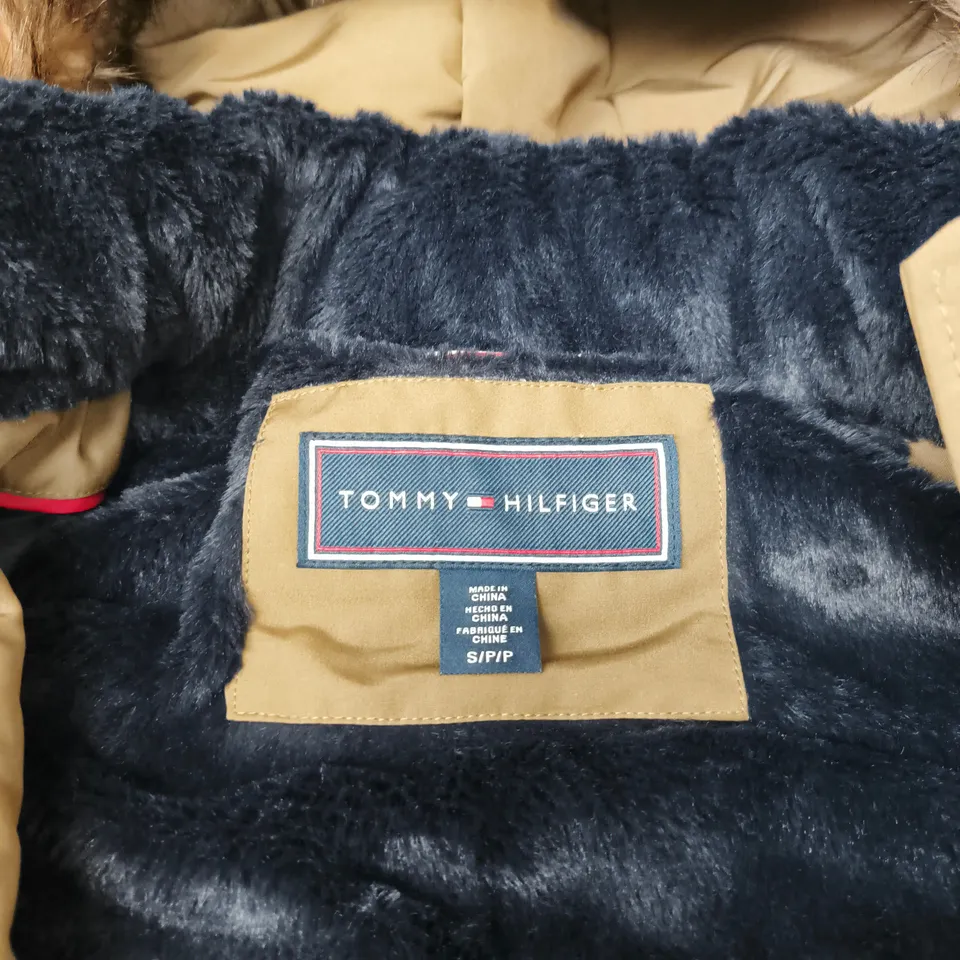 TOMMY HILFIGER PARKA COAT WITH FAUX FUR HOOD – KHAKI, SIZE S/P