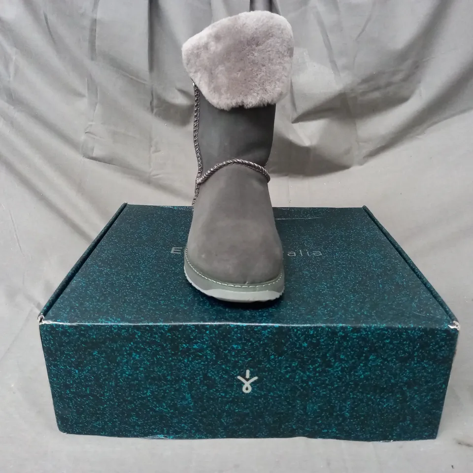 BOXED PAIR OF EMU AUSTRALIA BOOTS IN DARK GREY SIZE 4