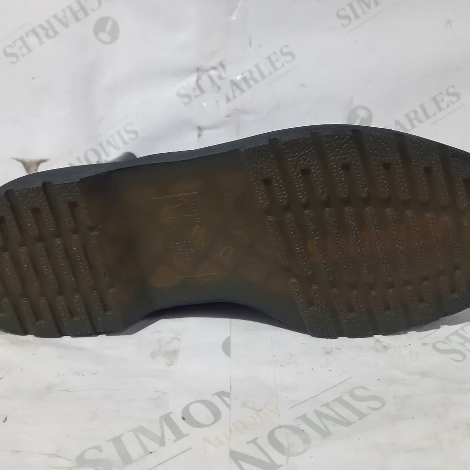 BOXED PAIR OF DR MARTENS BOOTS IN BLACK UK SIZE 8