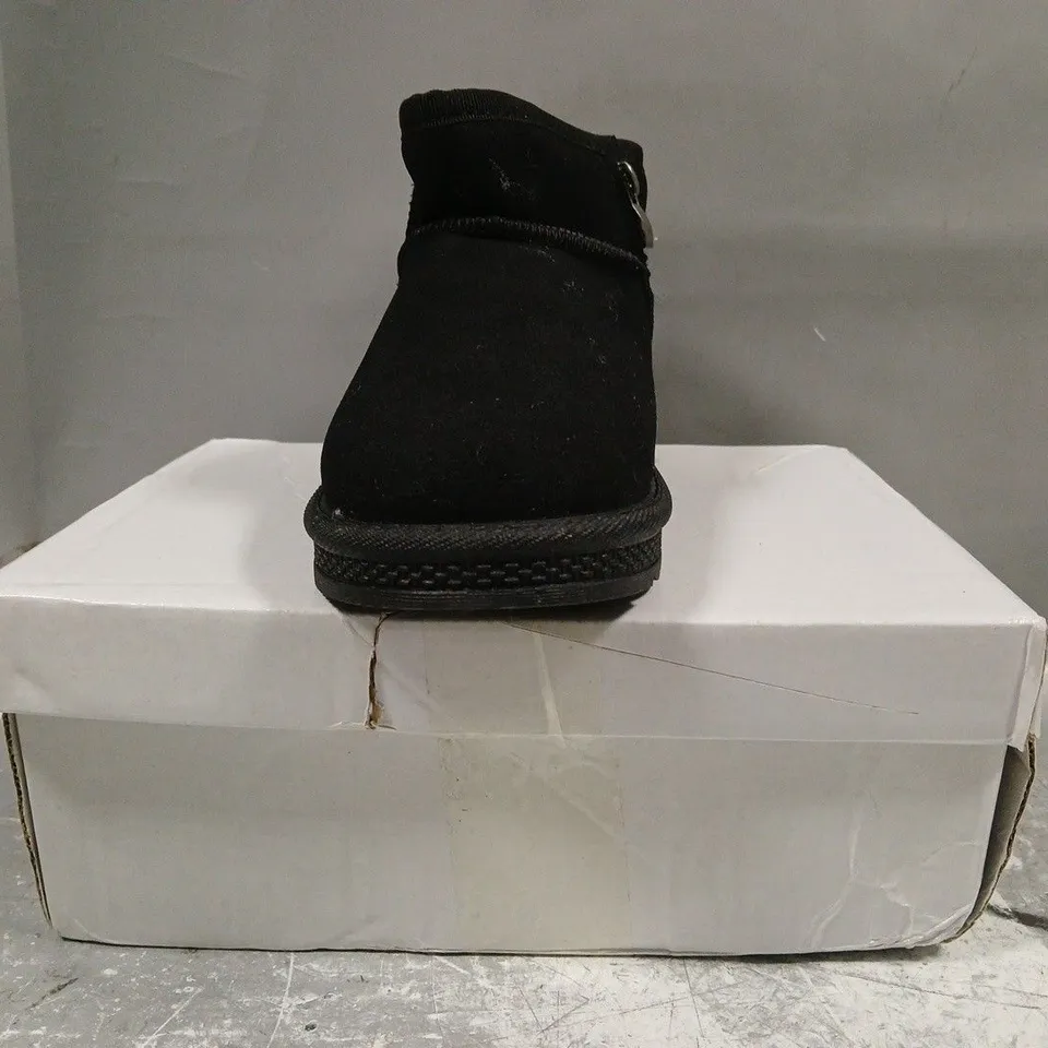BOXED PAIR OF UNBRANDED KID'S BOOTS IN BLACK SIZE UNSPECIFIED
