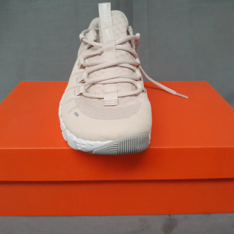 BOXED PAIR OF NIKE FREE METCON 5 SHOES IN BEIGE UK SIZE 6.5