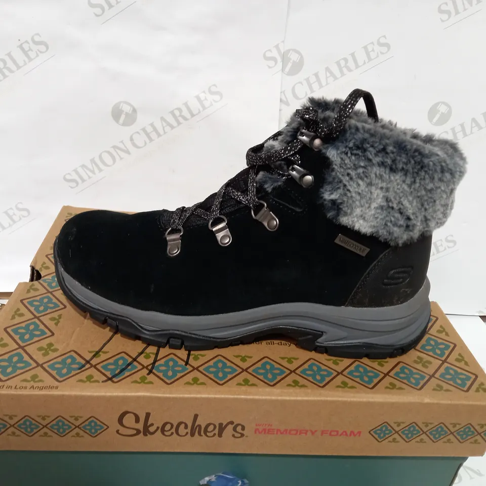 BOXED PAIR OF SKECHERS BLACK CUFF BOOT - SIZE 6
