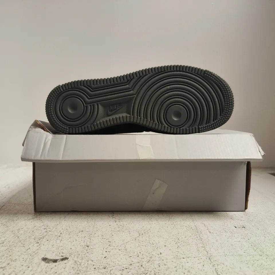 BOXED PAIR OF NIKE AIR FORCE 1 LOW TRAINERS IN BLACK/GREY SIZE UK 5