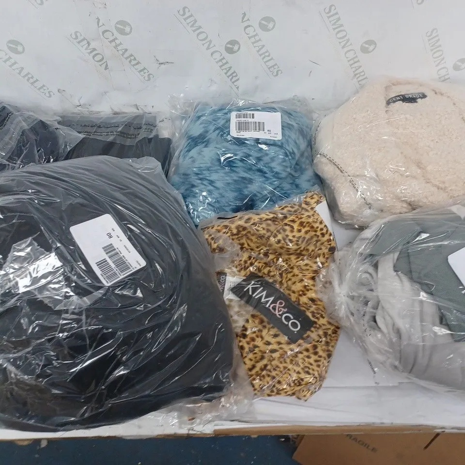 LARGE QUANTITY OF ASSORTED CLOTHING TO INCLUDE COATS, JUMPERS, CARDIGANS, ETC