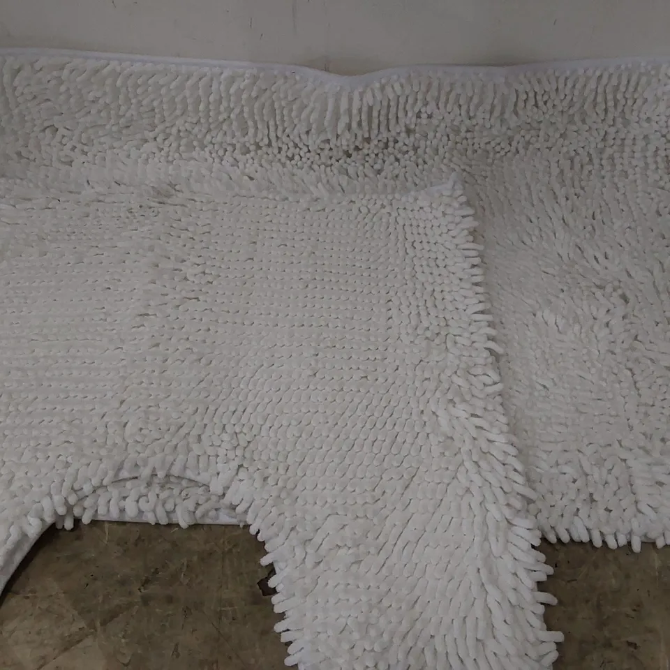 LULI 2 PIECE SET BATH MAT WHITE (1 ITEM)